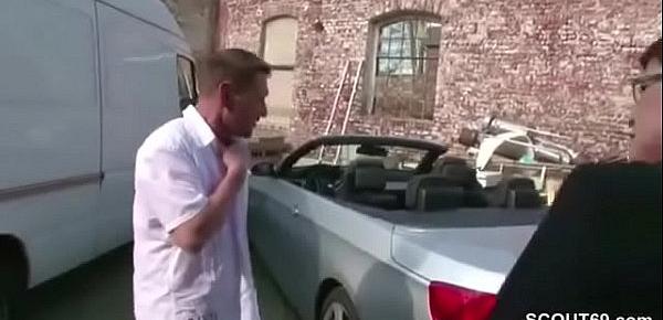 Mutti laesst sich auf der Arbeit ficken und besamen